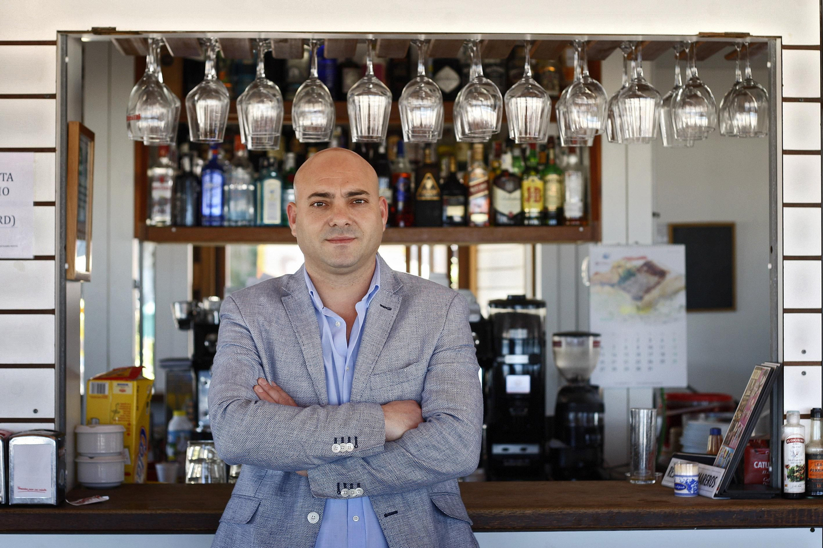 El nuevo presidente de la AECCA, Miguel Ángel Sánchez, ante la barra del chiringuito Potito.