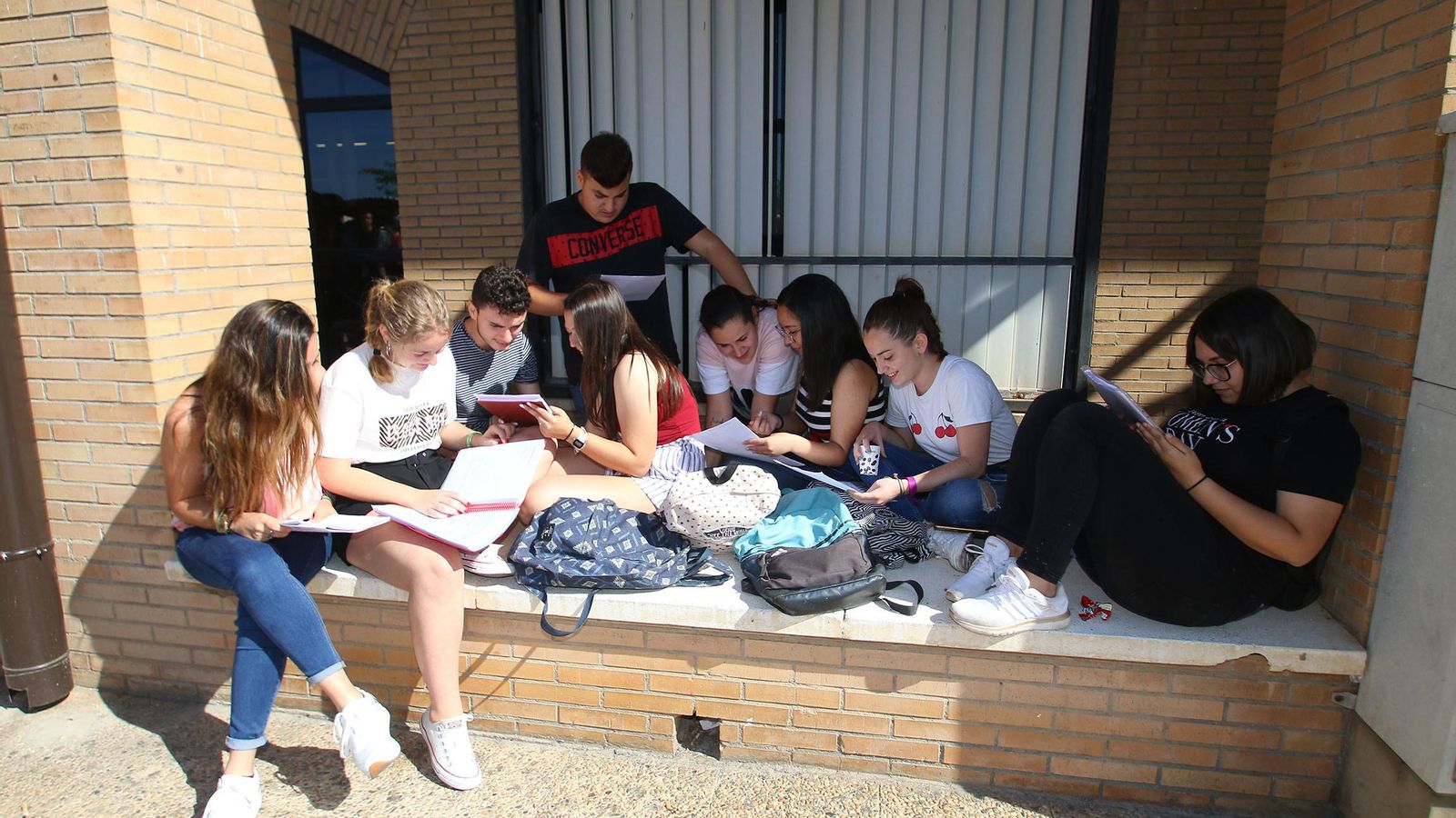 Amigos repasando juntos en el exterior de la Universidad de Almería el año pasado.
