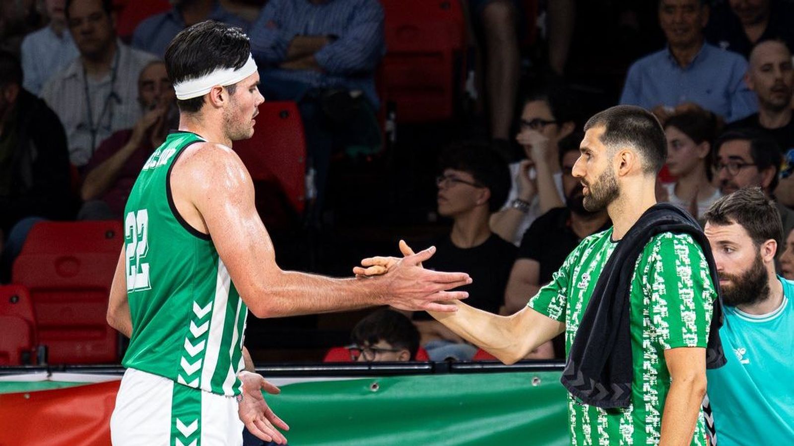 De Bisschop y Cvetkovic se saludan durante el último partido en San Pablo del Betis Baloncesto.
