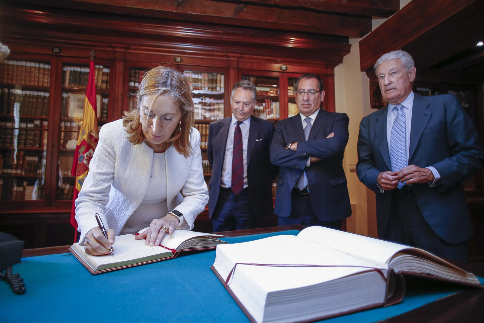 Ana Pastor firmó en los libros de honor de Diario de Cádiz y del Casino Gaditano, ayer, en presencia de Antonio Pulido, José Joly y Miguel Nuche.