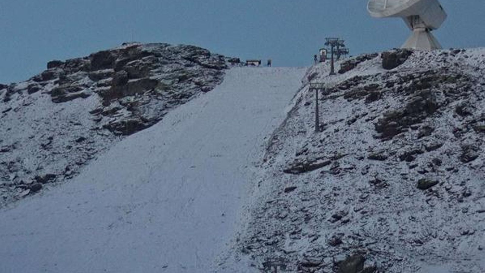 La ladera de la famosa 'Parabólica' también se ha teñido de blanco La ladera de la famosa 'Parabólica' también se ha teñido de blanco