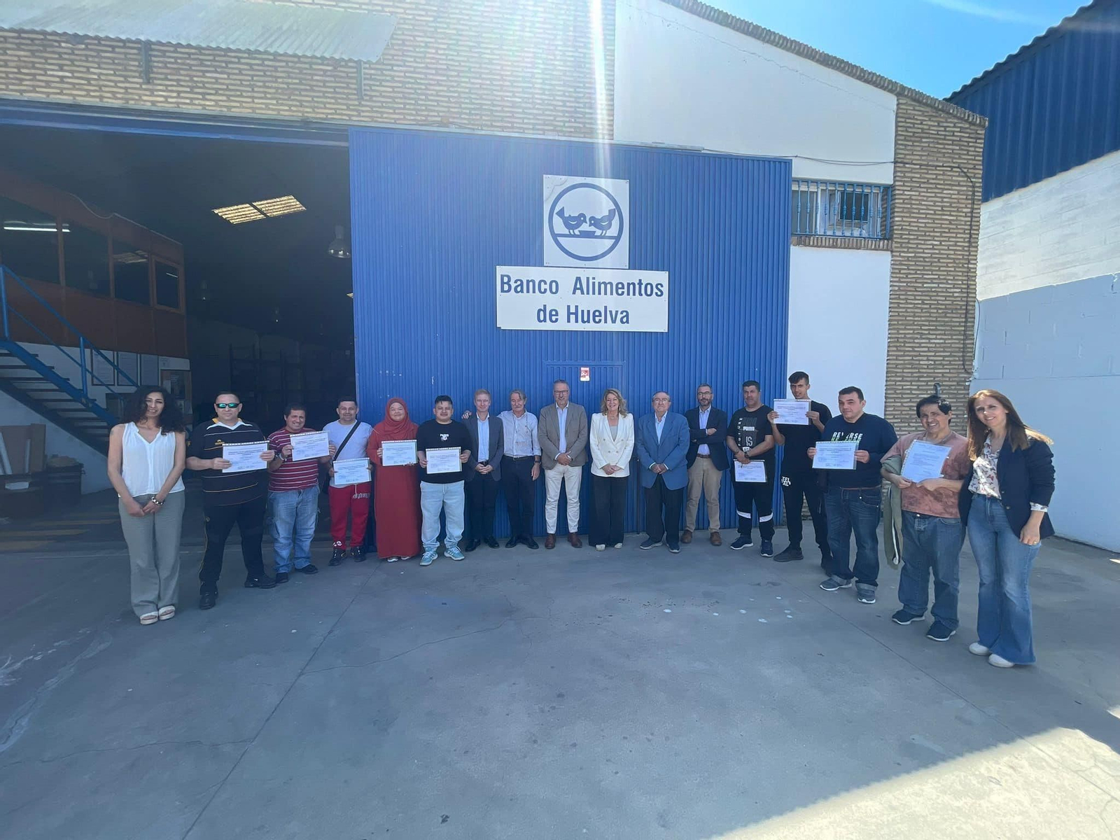 Entrega de los diplomas del título.