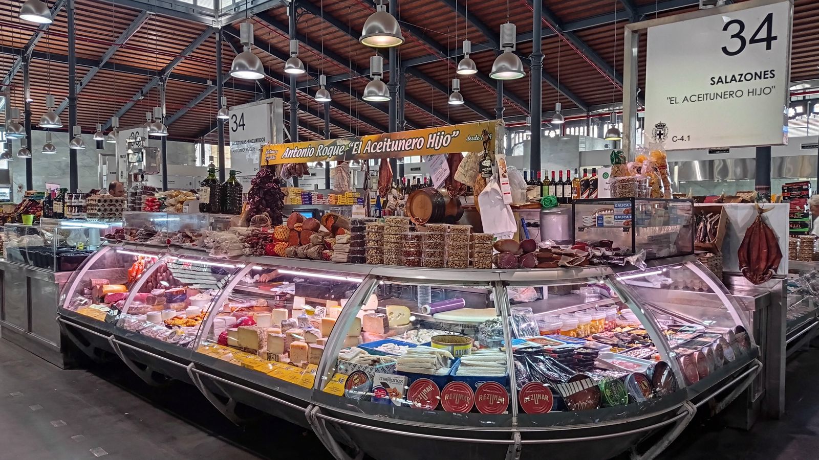 Puesto 34 en el Mercado central de El Aceitunero Hijo