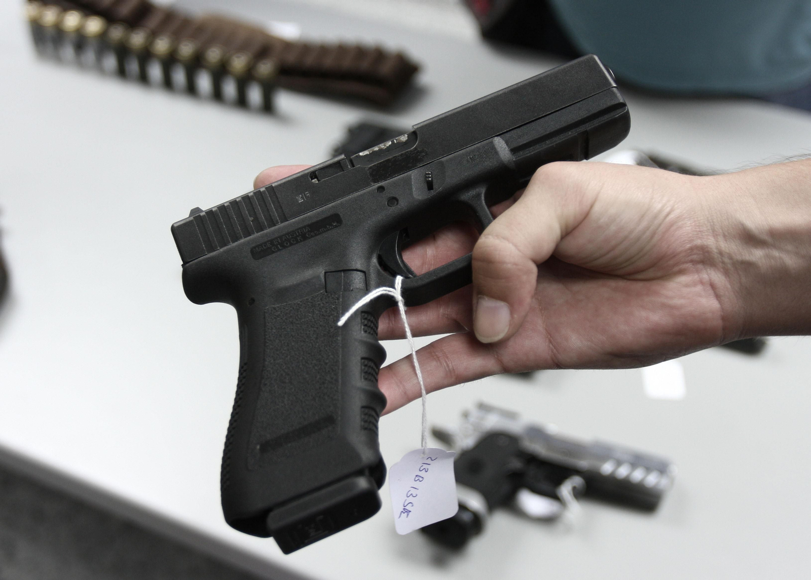 Una pistola intervenida en Sevilla, en una imagen de archivo.