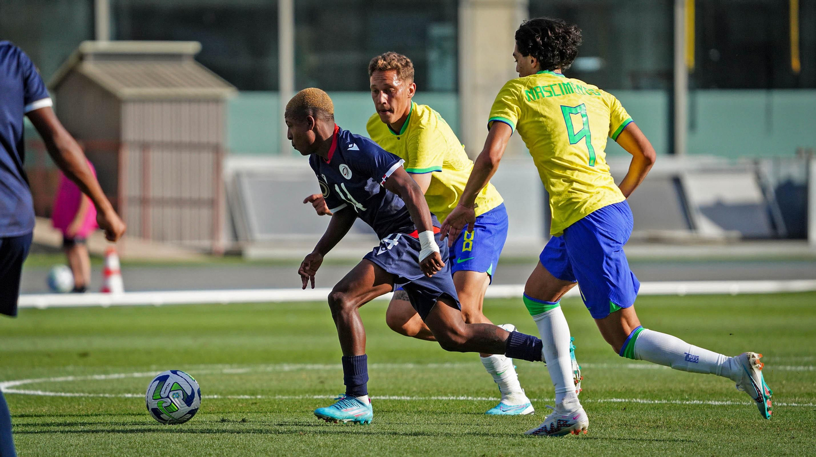 Nascimento (9), autor del gol de Brasil, persigue al caribeño Yordy Álvarez en presencia de su compañero Baroni. Nascimento (9), autor del gol de Brasil, persigue al caribeño Yordy Álvarez en presencia de su compañero Baroni.