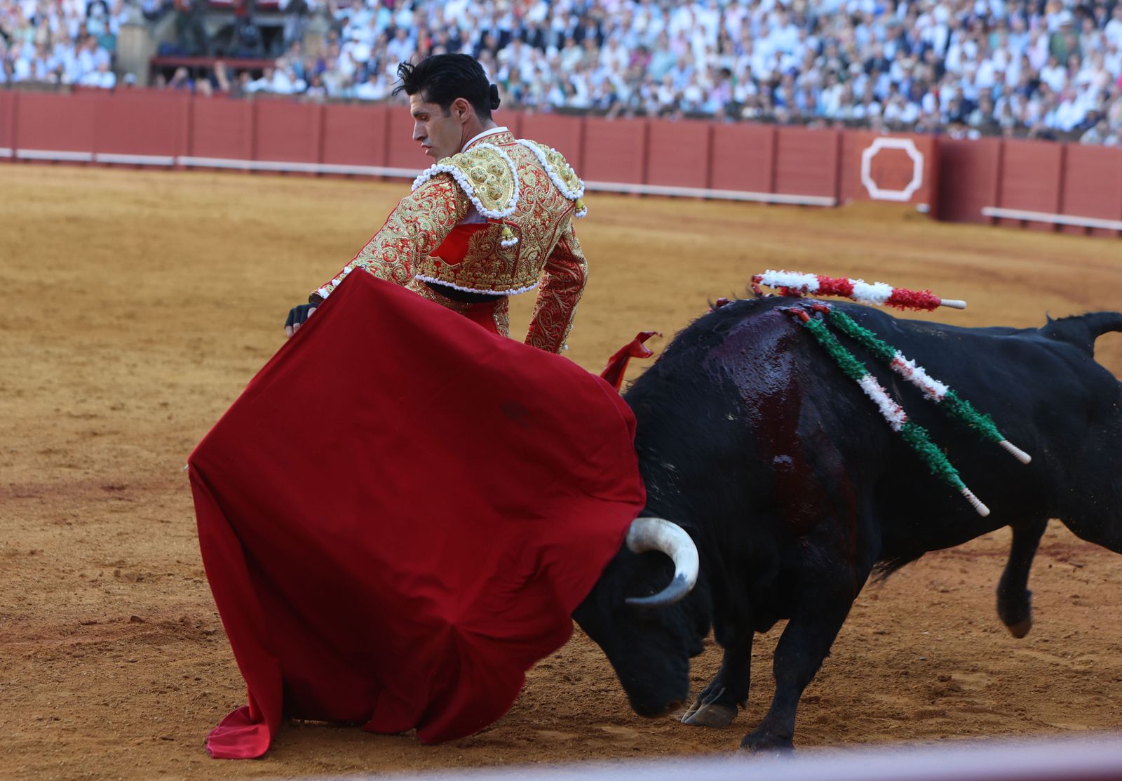 Imágenes de la corrida de toros en la Feria de Sevilla 2023 con El Juli, Alejandro Talavante y Tomás Rufo