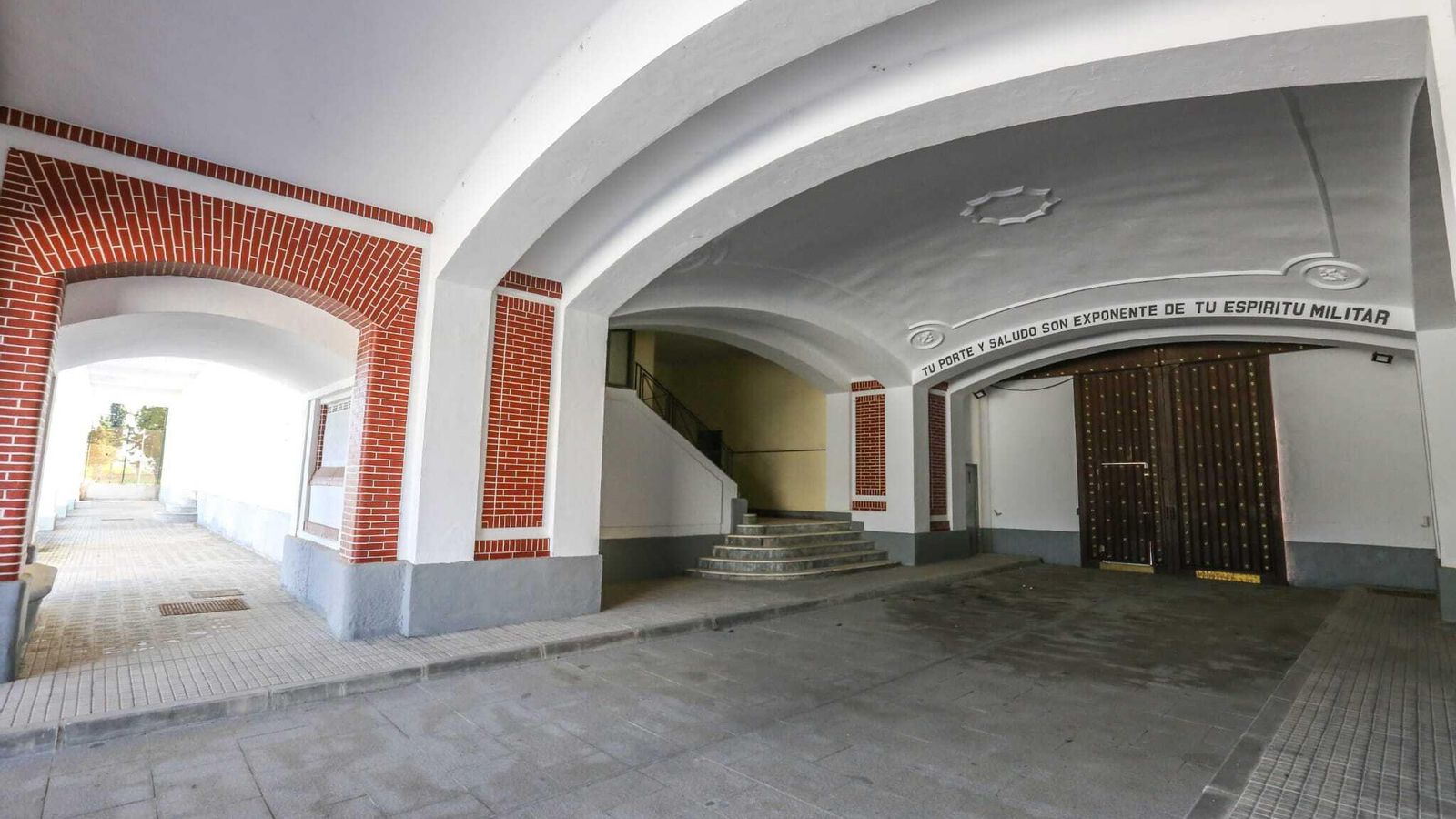 Parte que se conserva del Cuartel de Instrucción de Marinería, con las inscripciones dirigidas a los reemplazos. Parte que se conserva del Cuartel de Instrucción de Marinería, con las inscripciones dirigidas a los reemplazos.