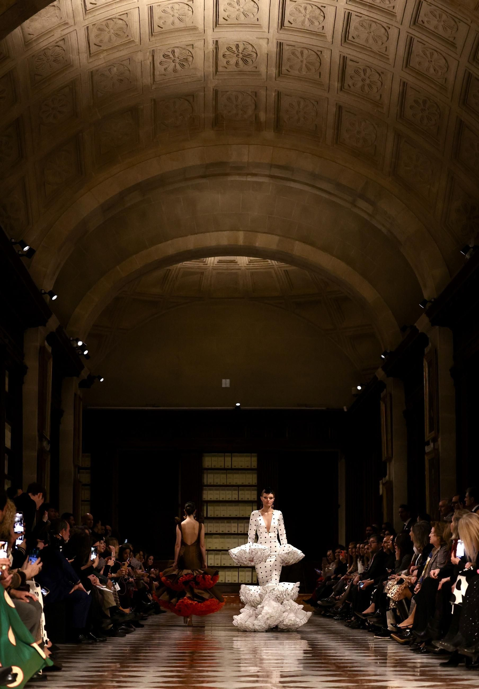 Desfile de Juana Martín en el Archivo de Indias de Sevilla