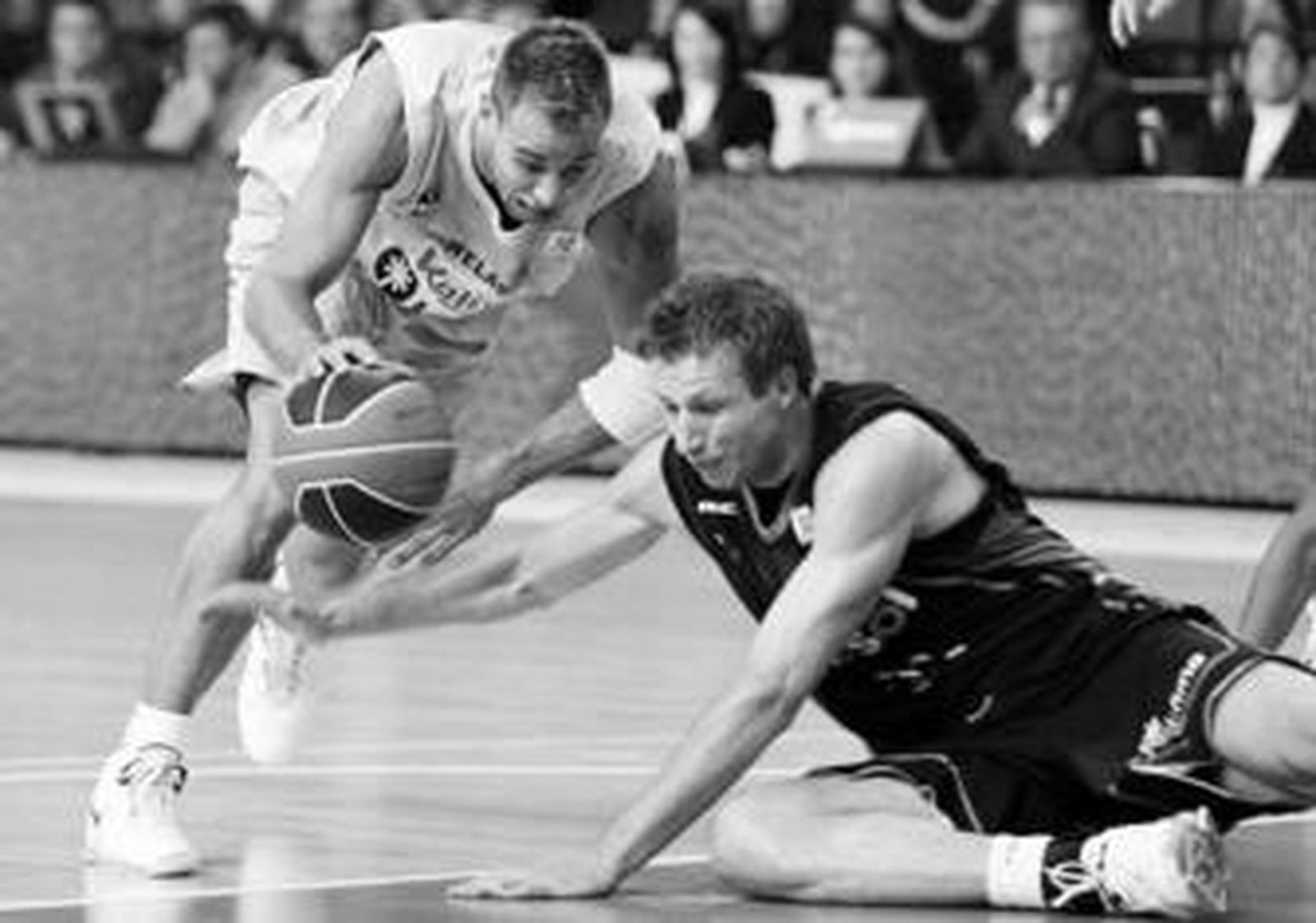 Michal Ignerski se lanza al suelo para arrebatarle el balón a Carl English, alero del Canarias.