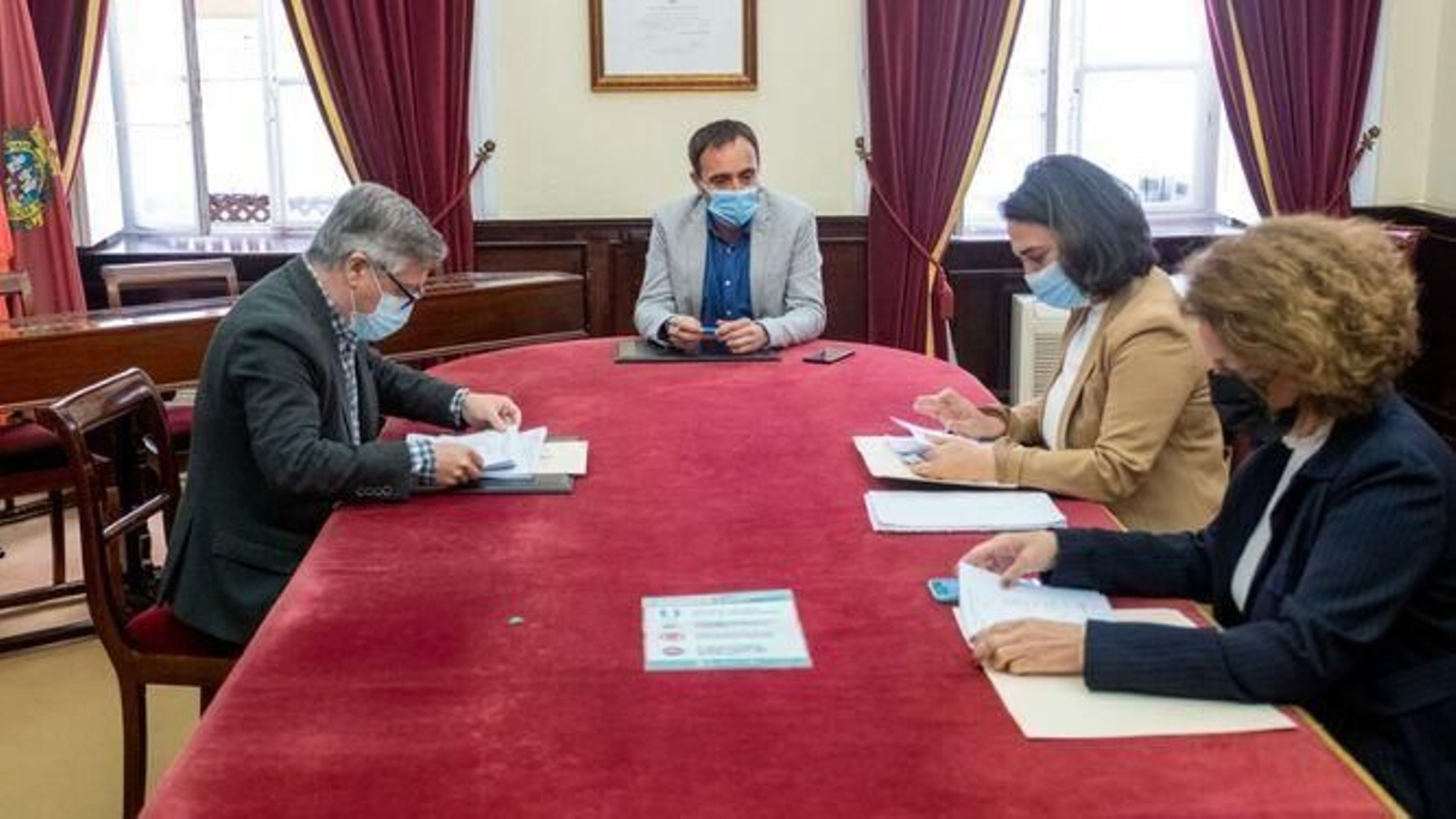 José Ramón Páez entregando el borrador de presupuesto a los portavoces municipales