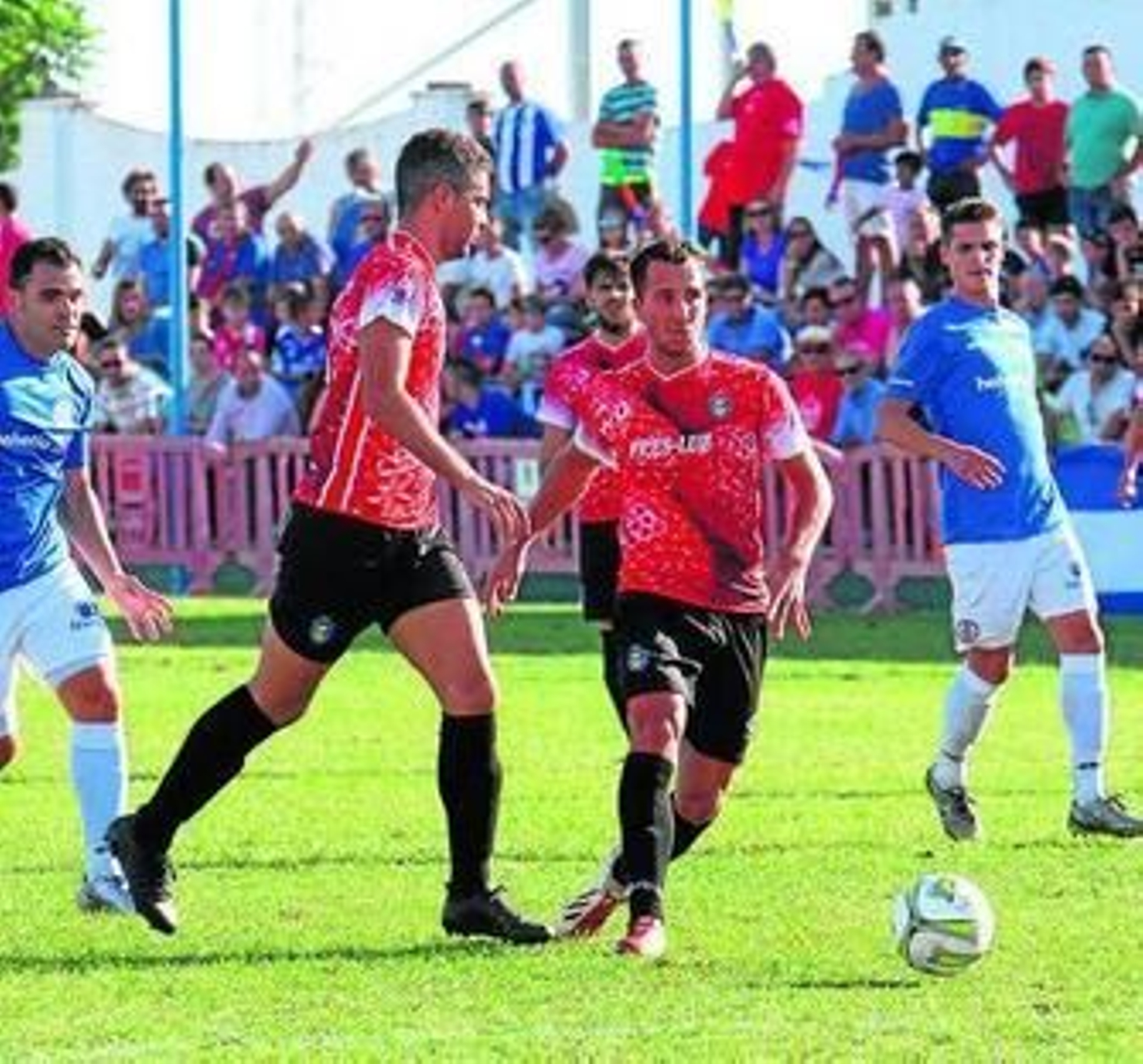 Dos jugadores del Pinzón en su encuentro disputado ante el Xerez Deportivo. Dos jugadores del Pinzón en su encuentro disputado ante el Xerez Deportivo.