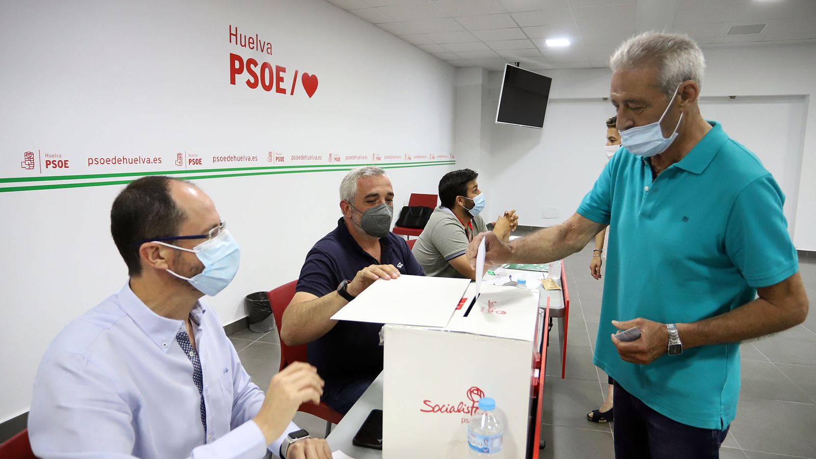 El goteo de votantes en las sedes socialistas fue constante a lo largo de toda la jornada.