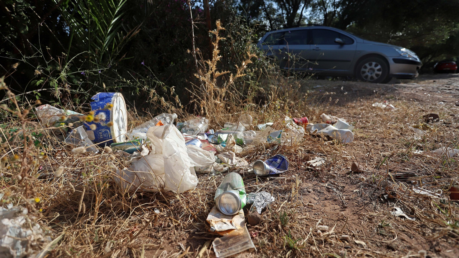 Basura en el sendero del Río de la Miel