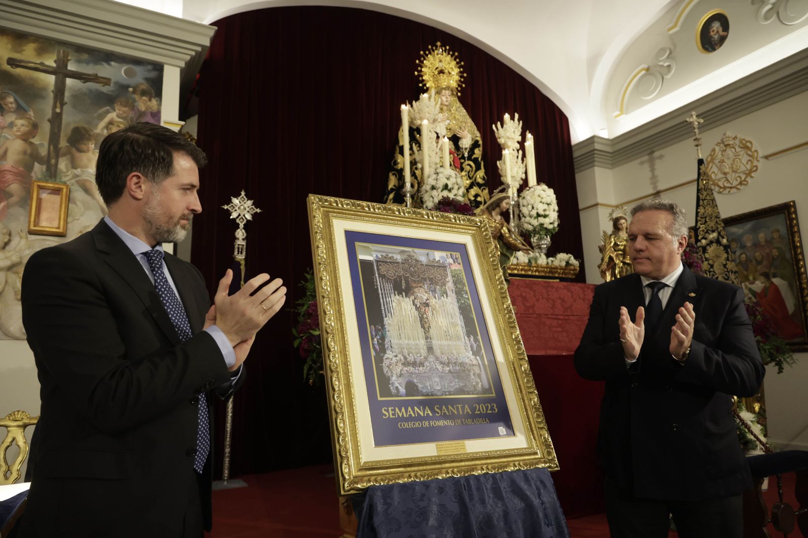 Pedro Abascal y Carlos Martín junto al cartel de Semana Santa del Colegio Tabladilla.
