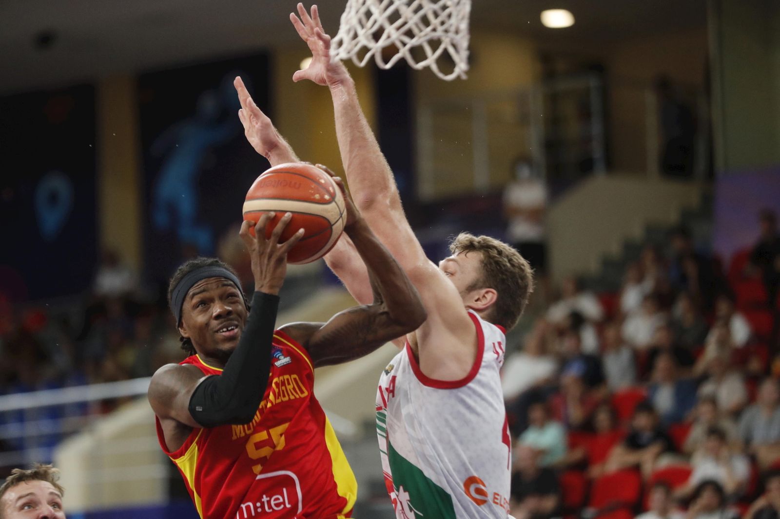 Kendrick Perry entra a canasta.