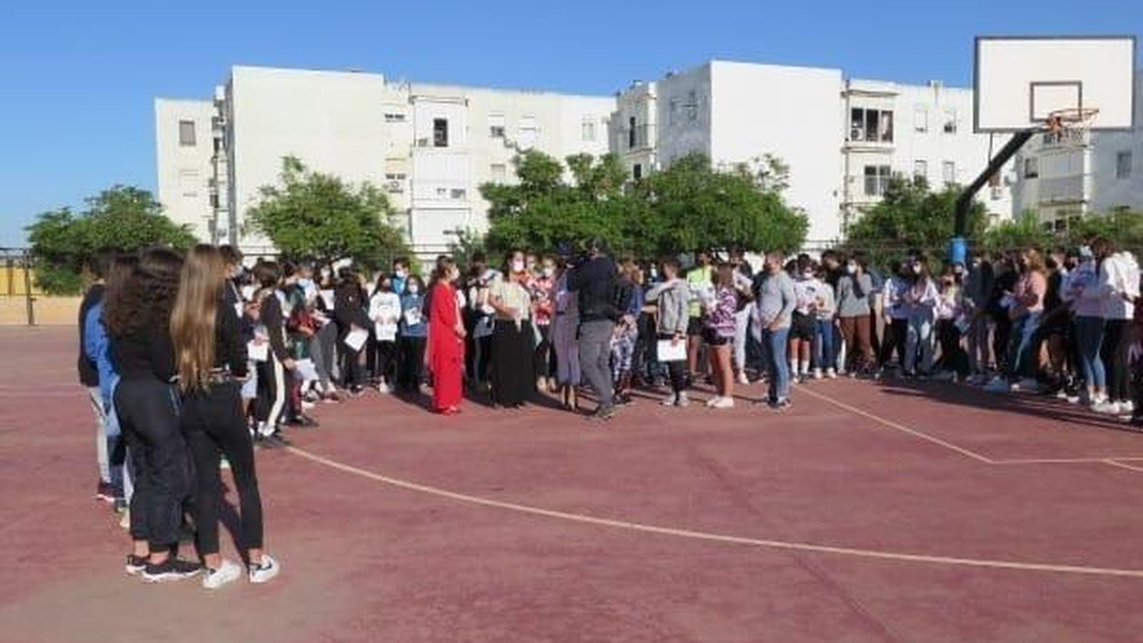 Alumnos y docentes del centro en la visita de los medios de comunicación.