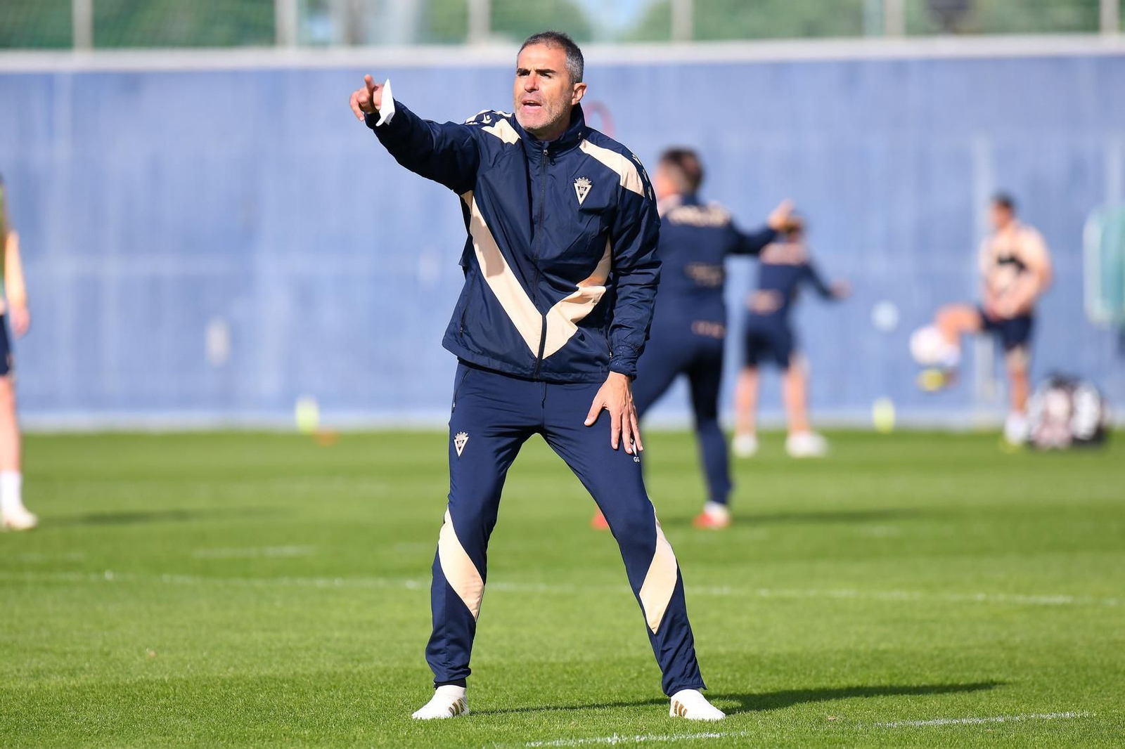 Gaizka Garitano se dirige a sus pupilos en un entrenamiento.