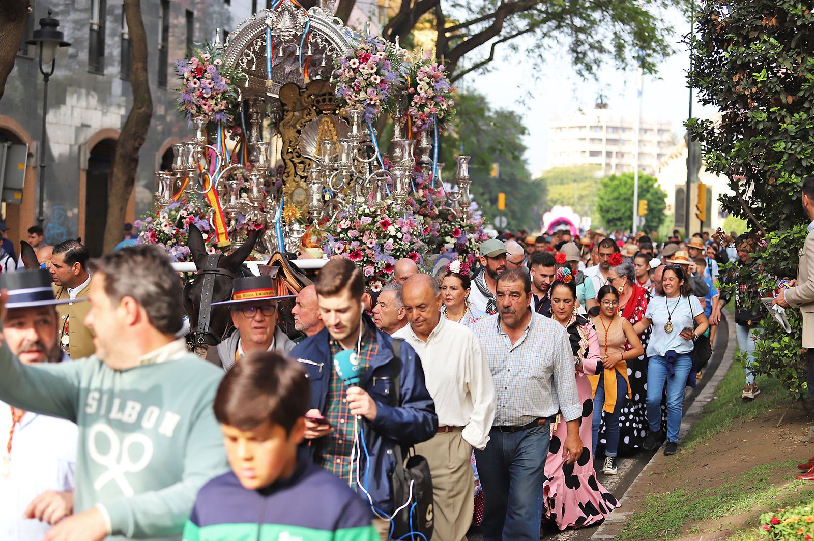 El Rocío 2023: Imágenes de la Hermandad de Emigrantes en su salida de Huelva