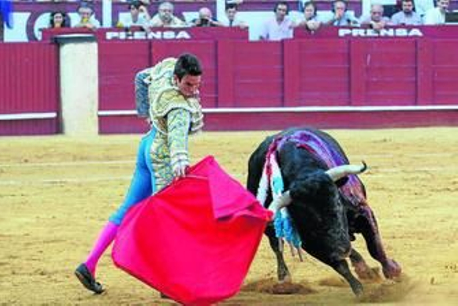 José María Manzanares, toreando con la muleta, ayer, en La Malagueta.