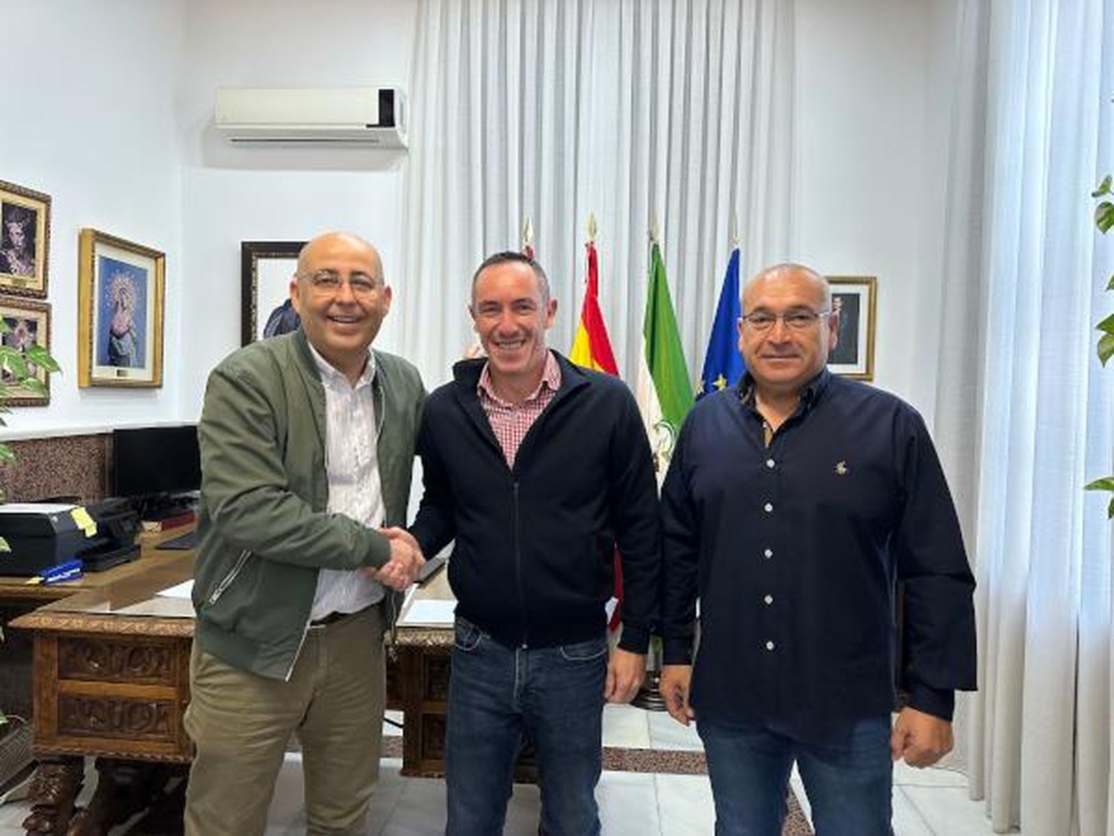 El alcalde de huercalense y el edil de Deportes, en la firma del convenio con el Club Deportivo Rugby Huércal-Overa.