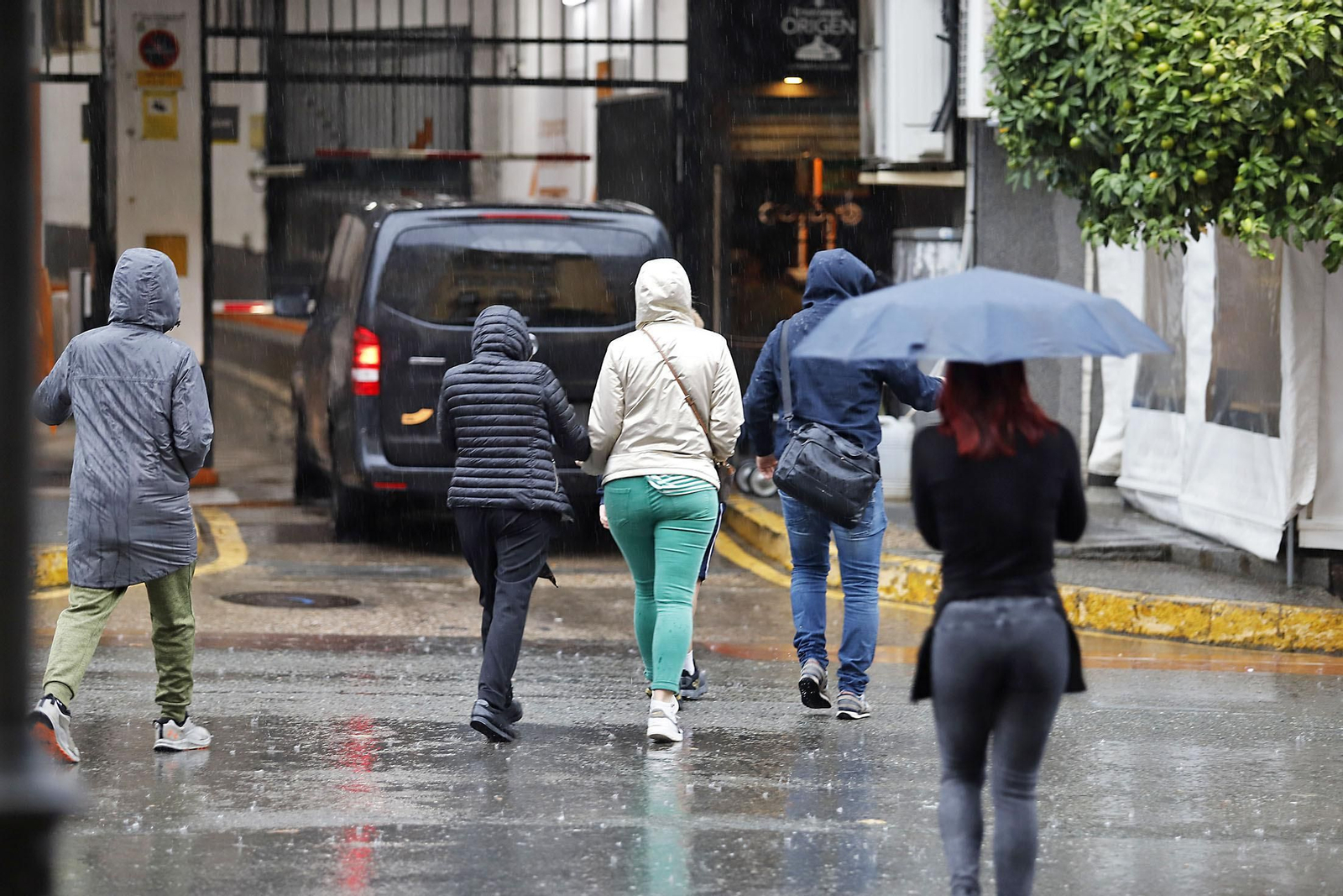 Imágenes de la mañana lluviosa de domingo en Huelva