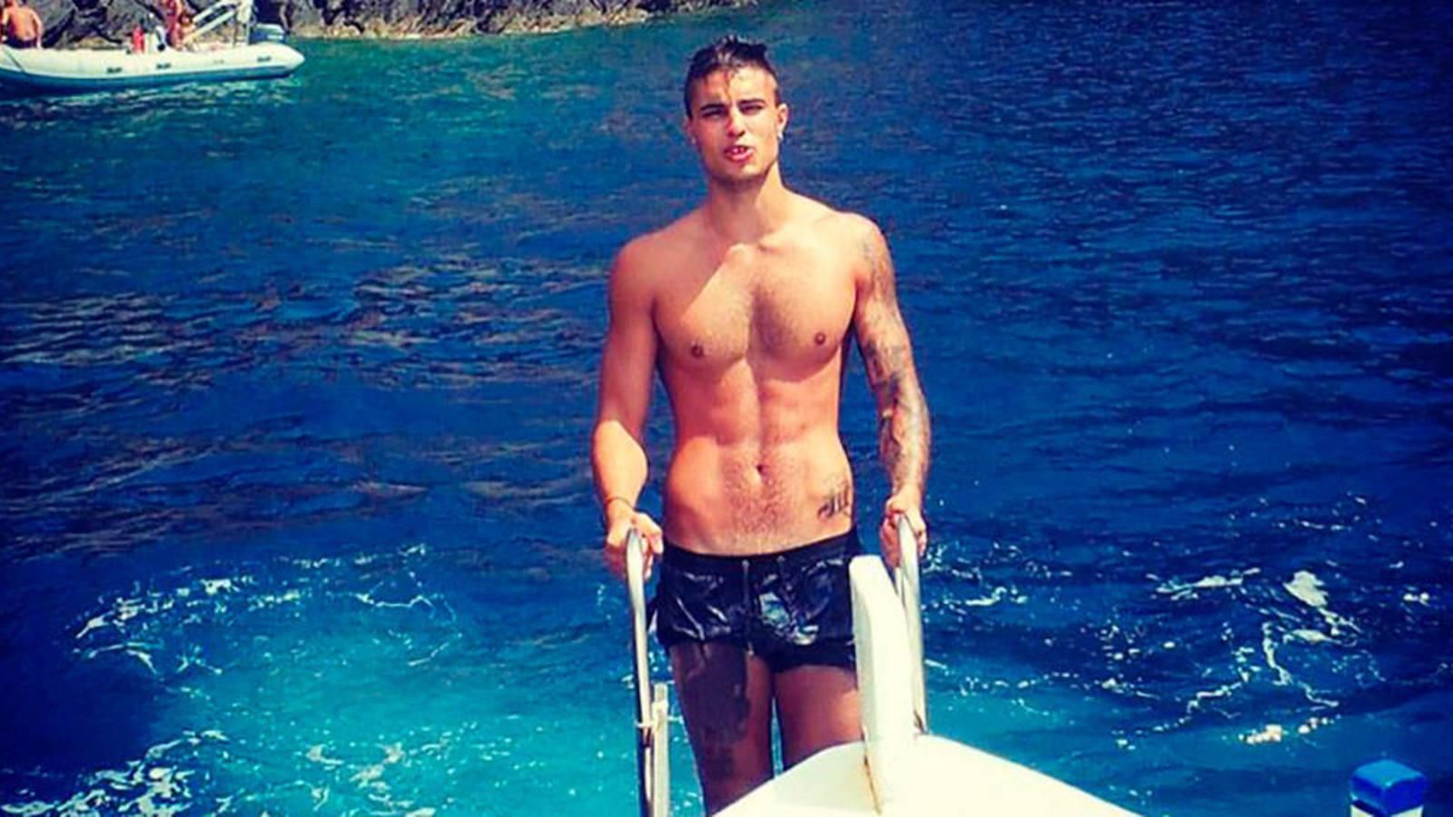 Carlo Costanzia luce cuerpo en bañador.