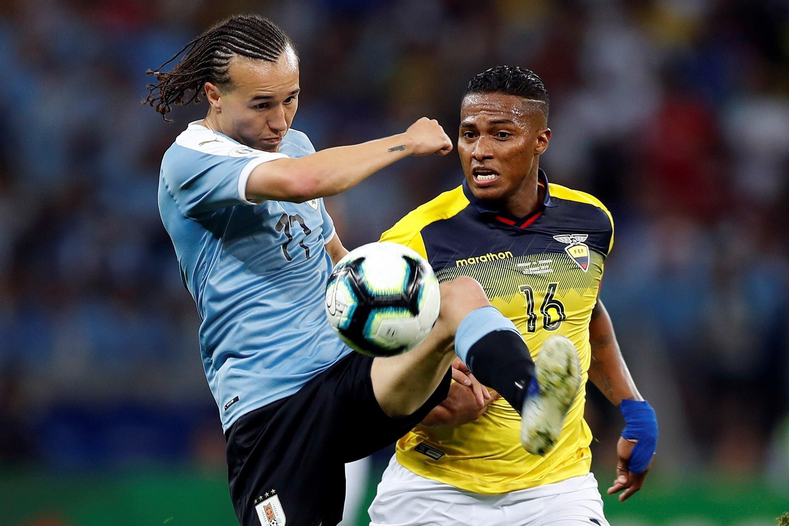 Diego Laxalt disputa el balón con el ecuatoriano Valencia.