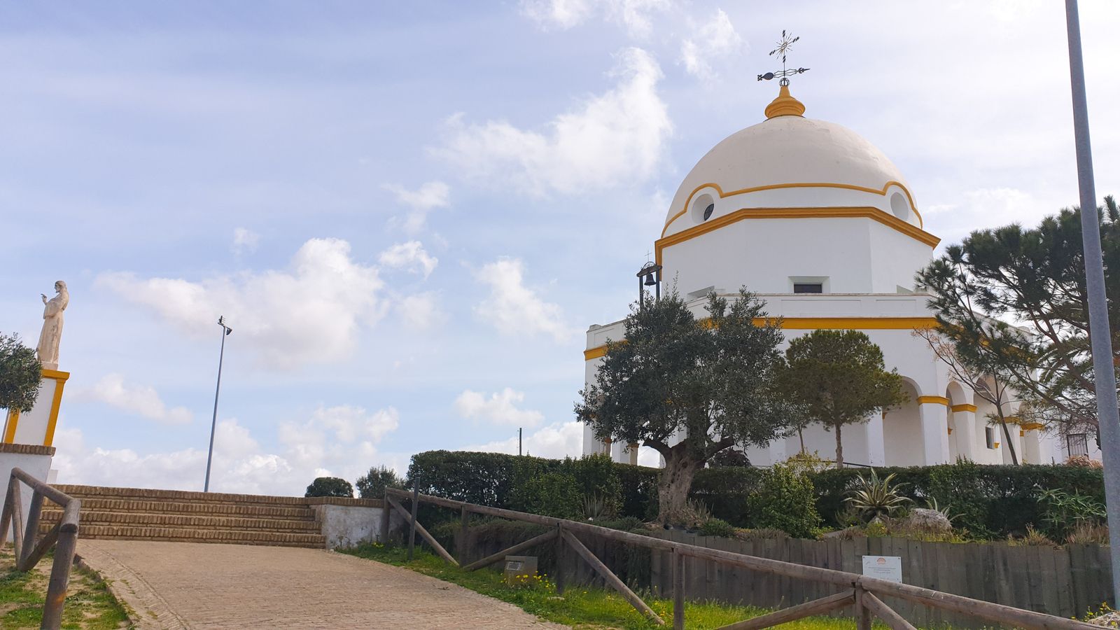 Vista de parte del entorno de la ermita.