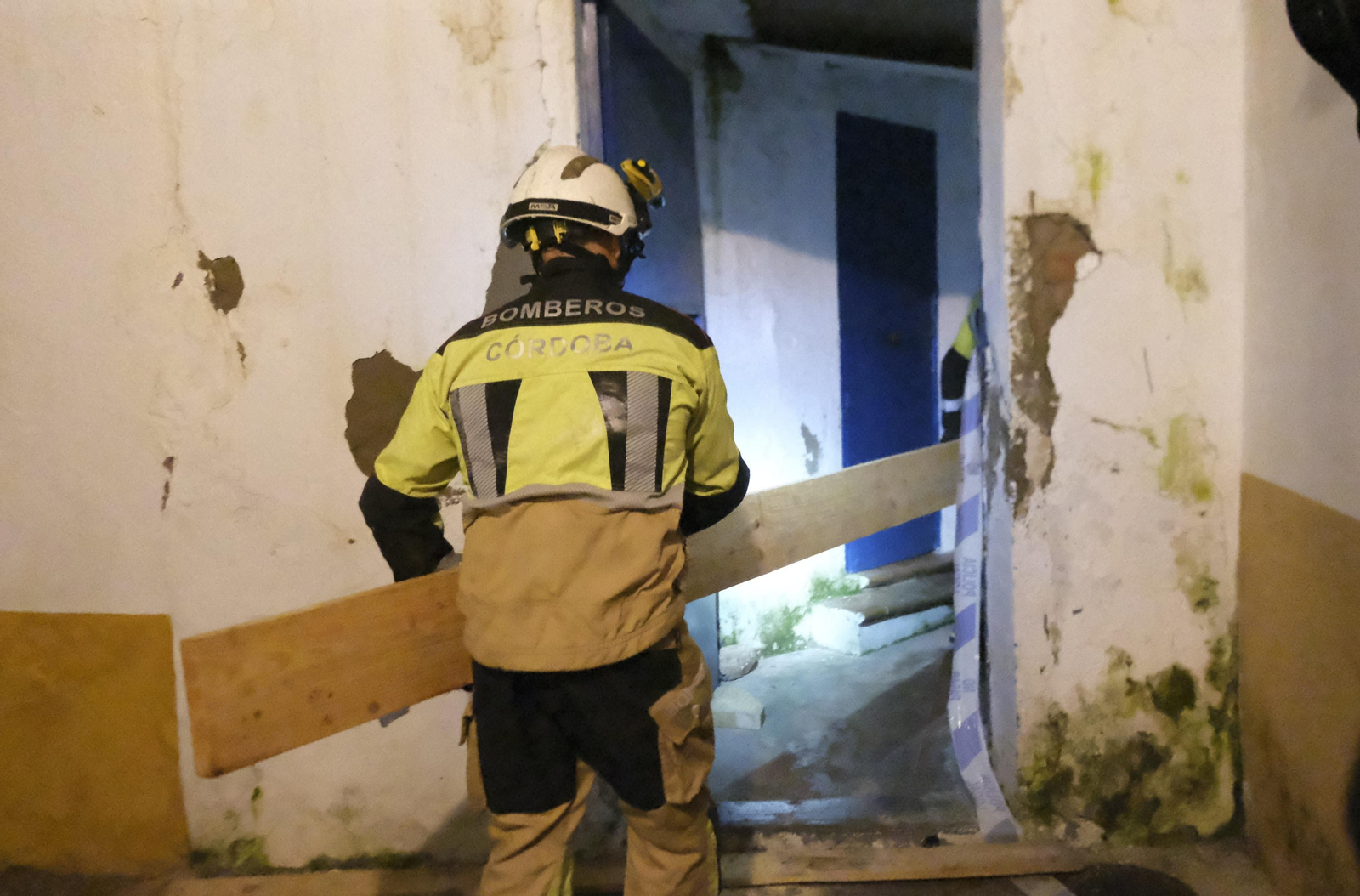 El desalojo de la casa de paso de La Lagunilla en Córdoba, en fotografías