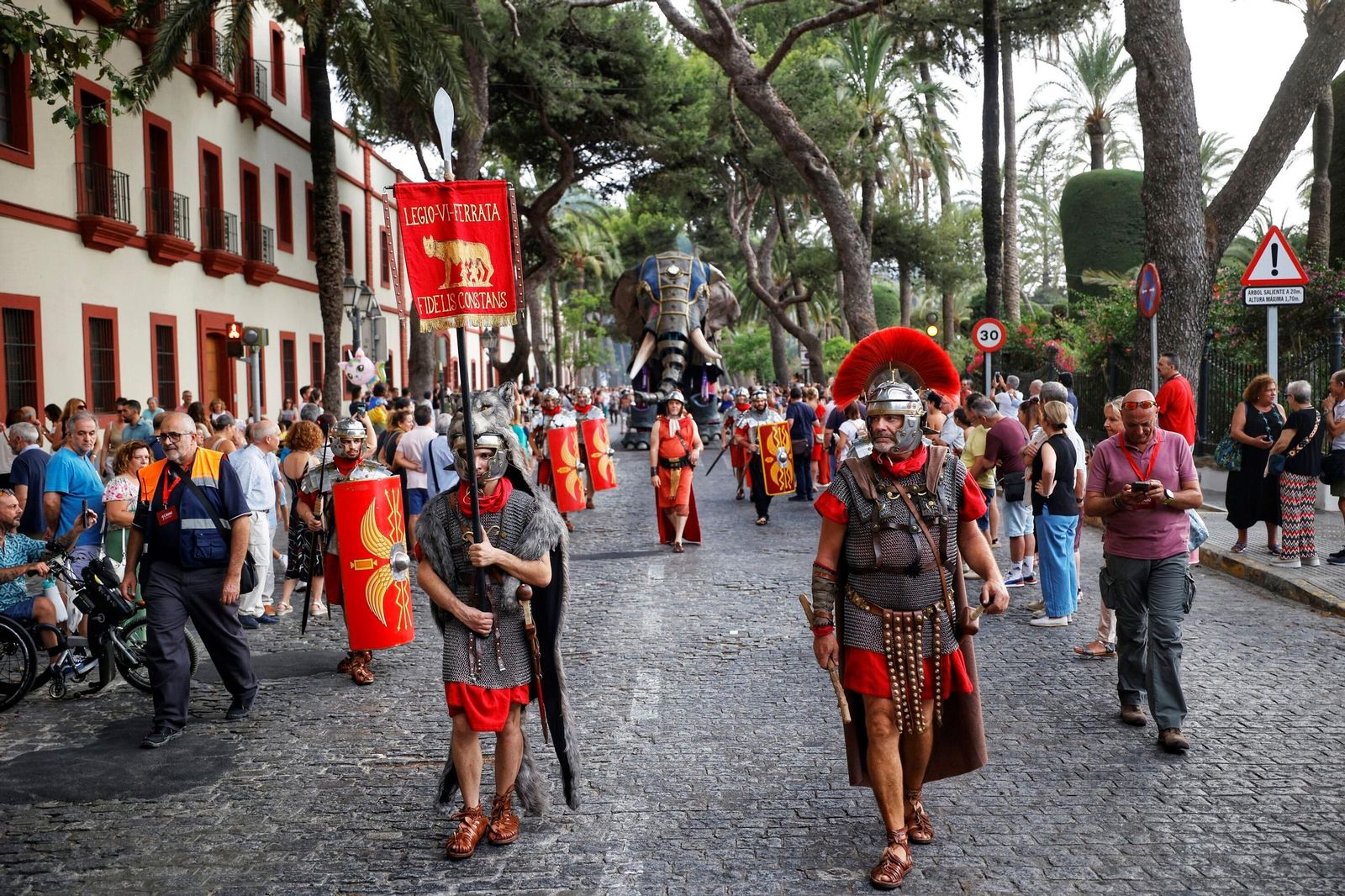 Las imágenes de Gades Romana 2025: la comitiva y el espectáculo inaugural en Cádiz