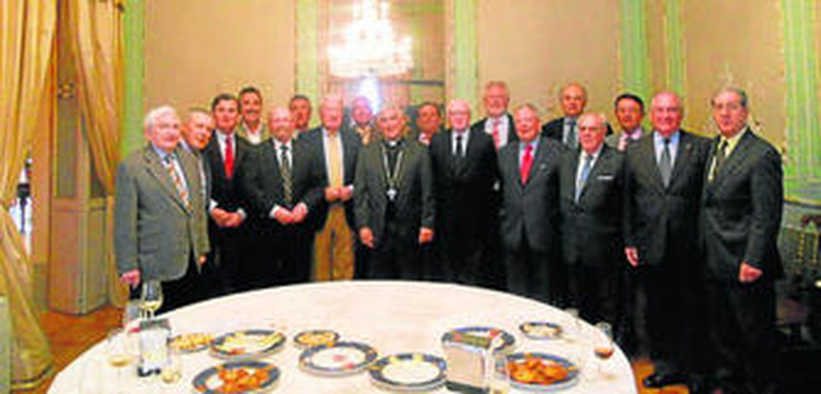 Foto de familia de los participantes en la tertulia que tuvo lugar en el Casino Gaditano.