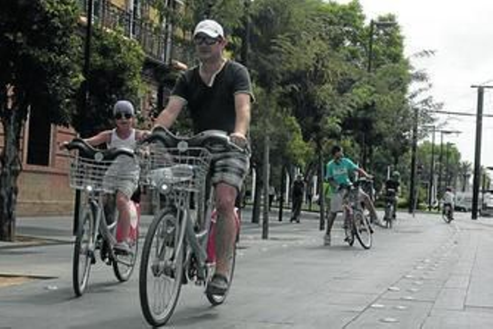 Un grupo de ciclistas circula por el carril delimitado para bicis de la calle San Fernando.