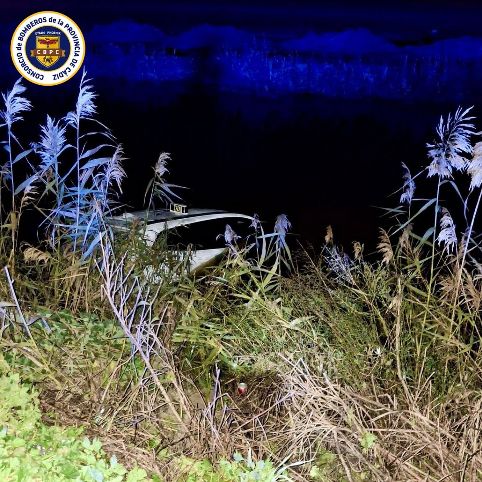 El taxi sumergido en el canal.