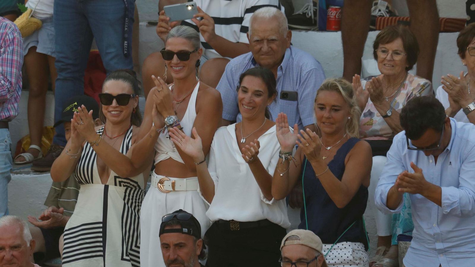 La modelo Laura Sánchez, con varias amigas.