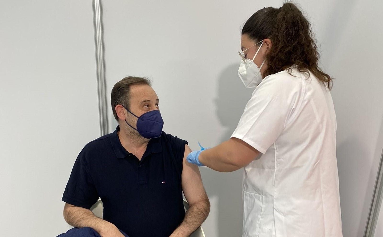 El ministro Ábalos recibe su primera dosis de la vacuna contra la covid-19
