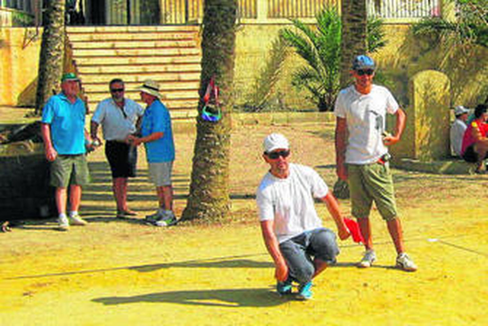 Un participante tirando la bola.