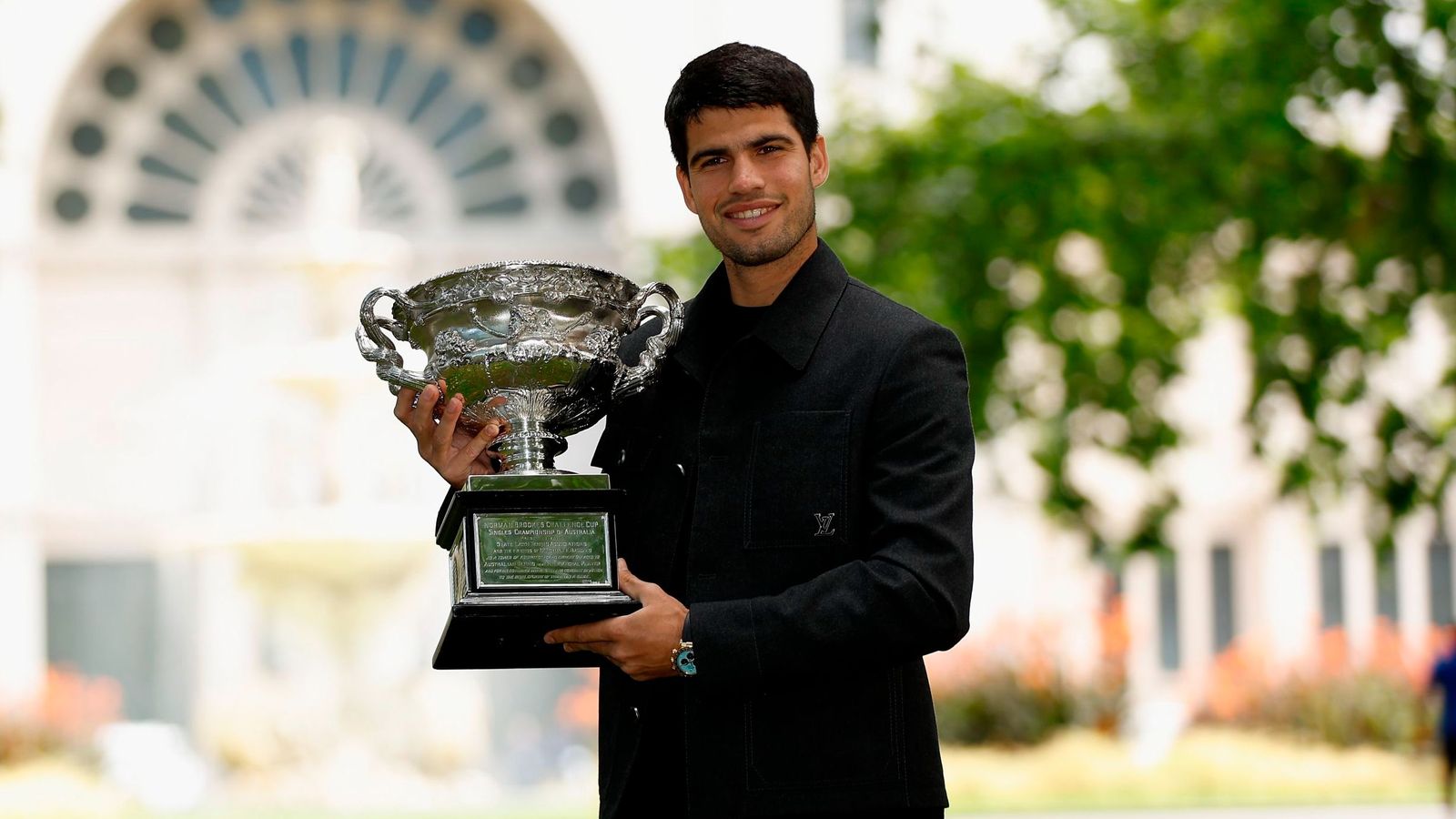 Carlos Alcaraz posa con el trofeo del Abierto de Australia