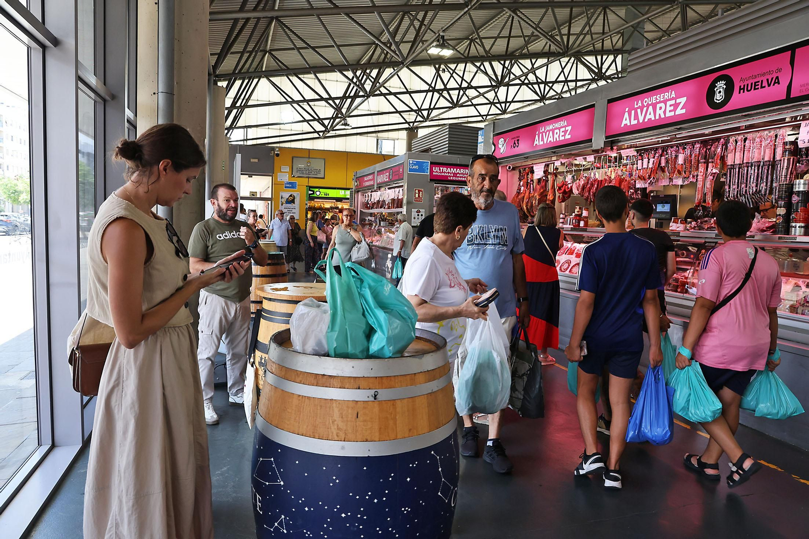 Imágenes de las compras en el entorno del Mercado del Carmen en la mañana de sábado