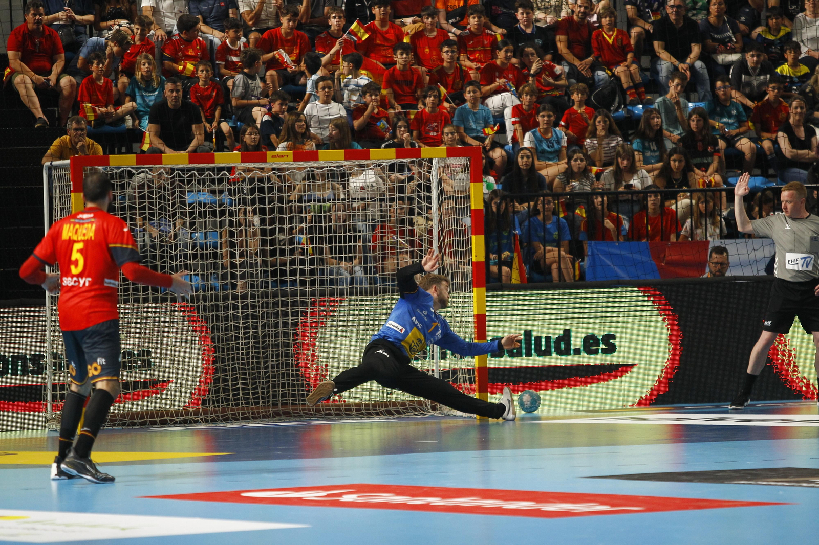 Imágenes del España-Dinamarca de la EHF Euro Cup de balonmano, en Almería