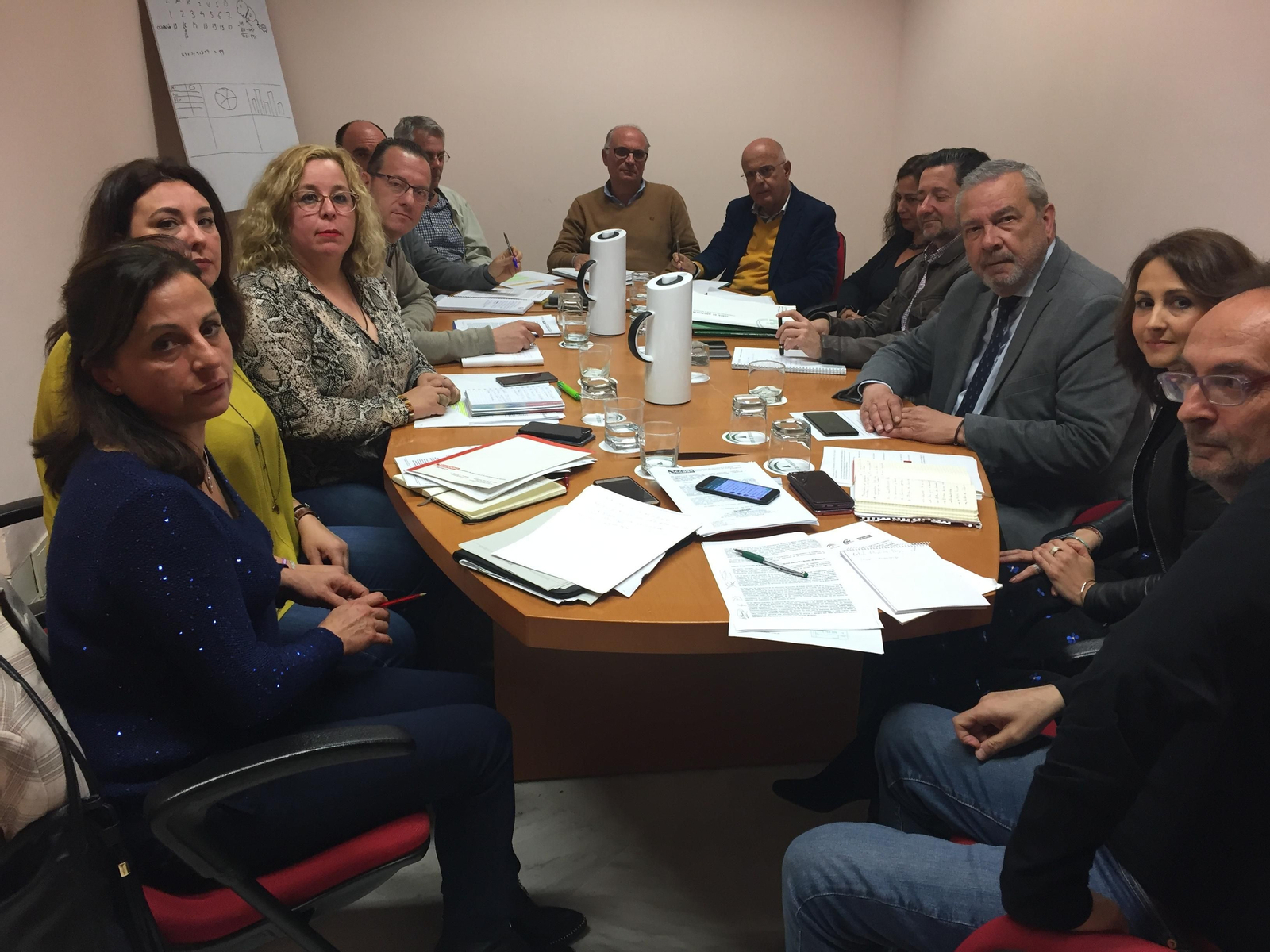 Un momento de la reunión del director general Carlos Sierra con los sindicatos.