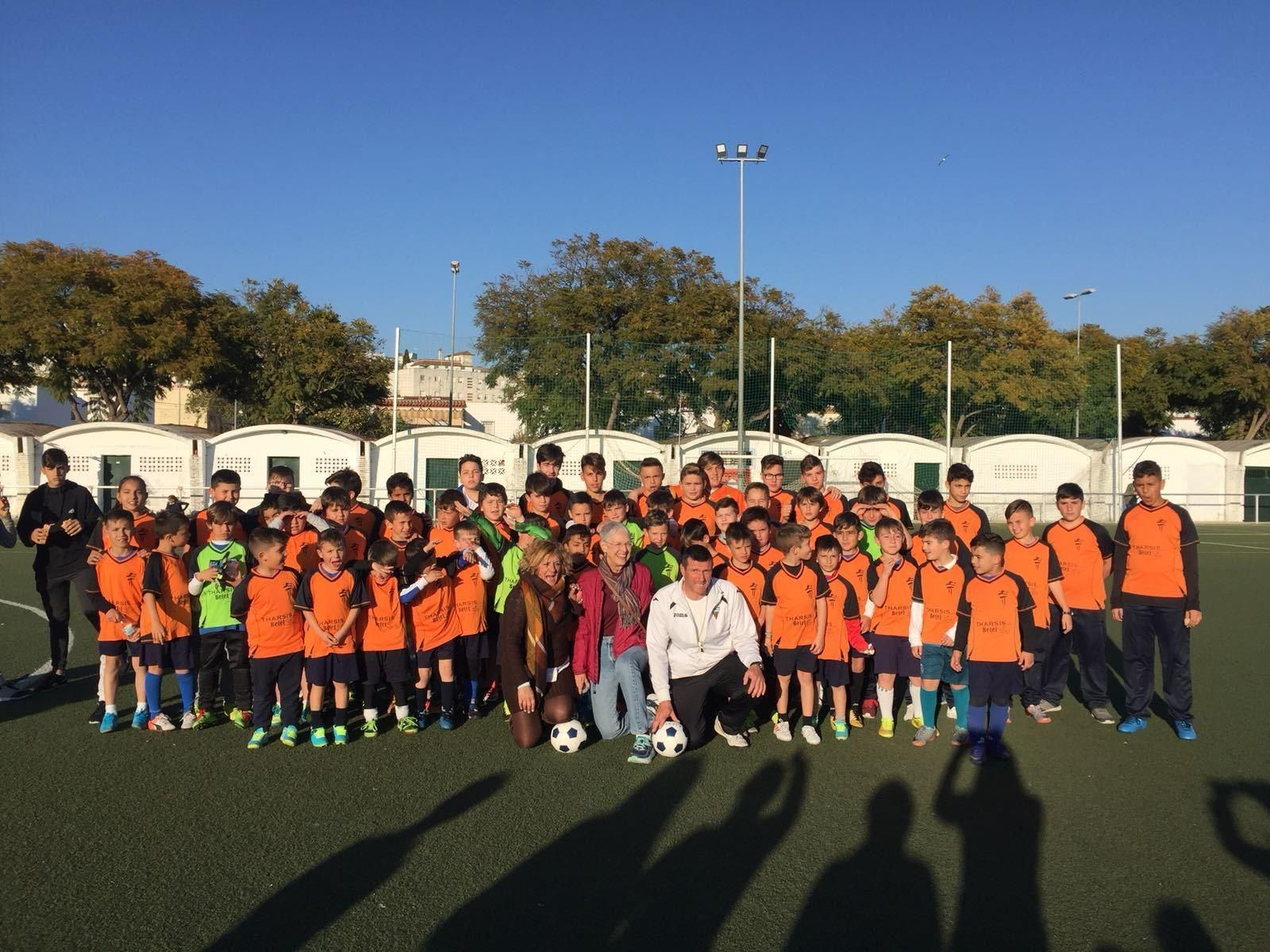 La ONG Tharsis Betel entrega 80 equipaciones al CD Zona Sur