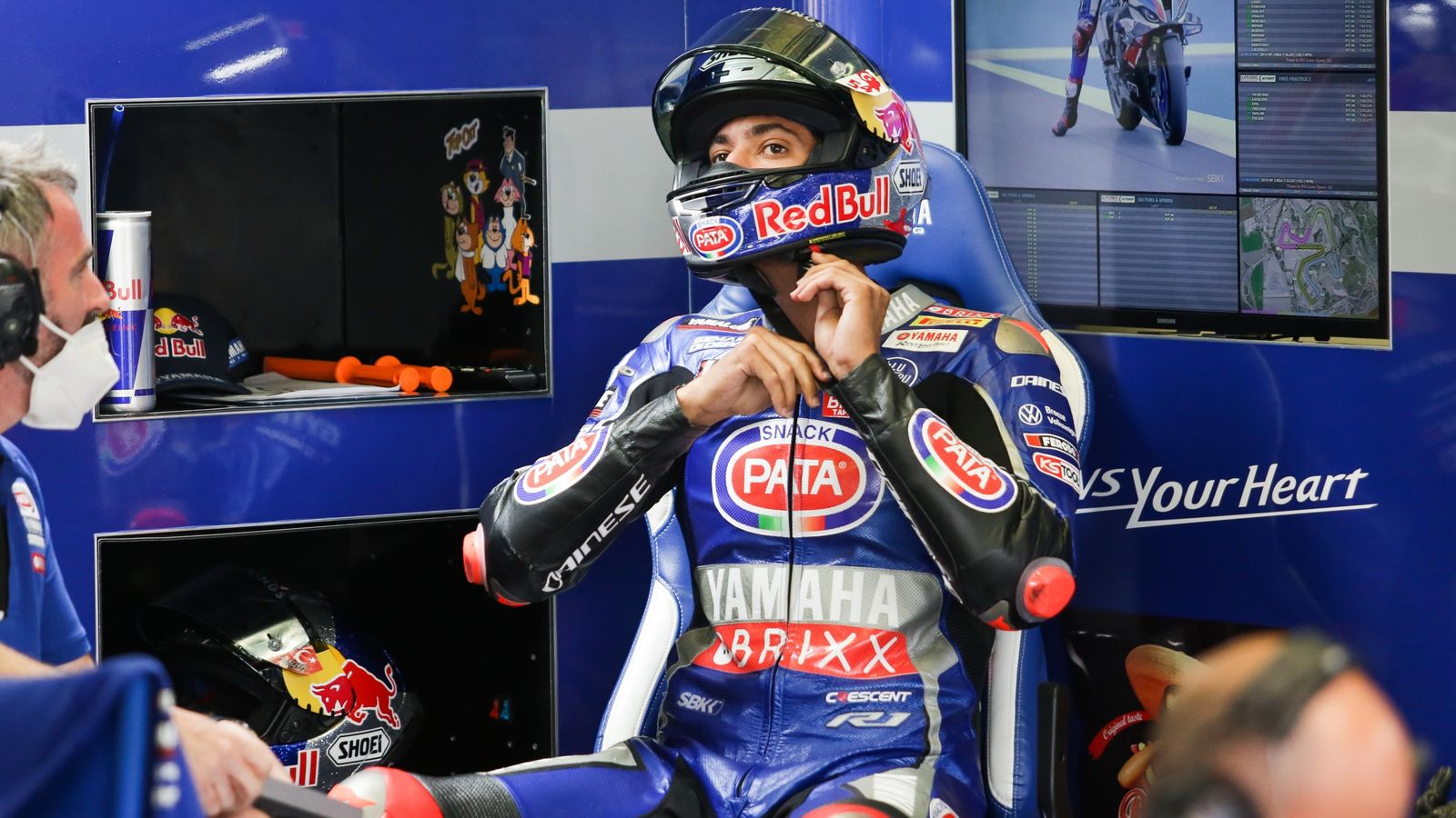 Razgatlioglu se ajusta el casco.