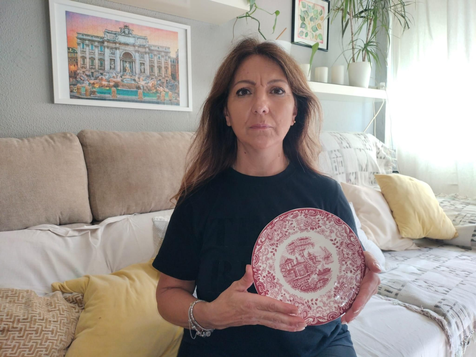 Encarnación Rodríguez compró en verano la web de La Cartuja Pickman una vajilla para regalar por 490 euros y no la ha recibido