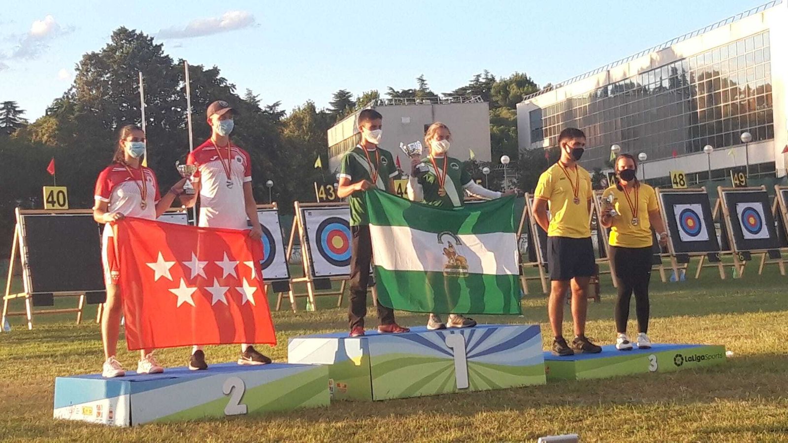 Los tiradores del Club Asirio en lo más alto del cajón.