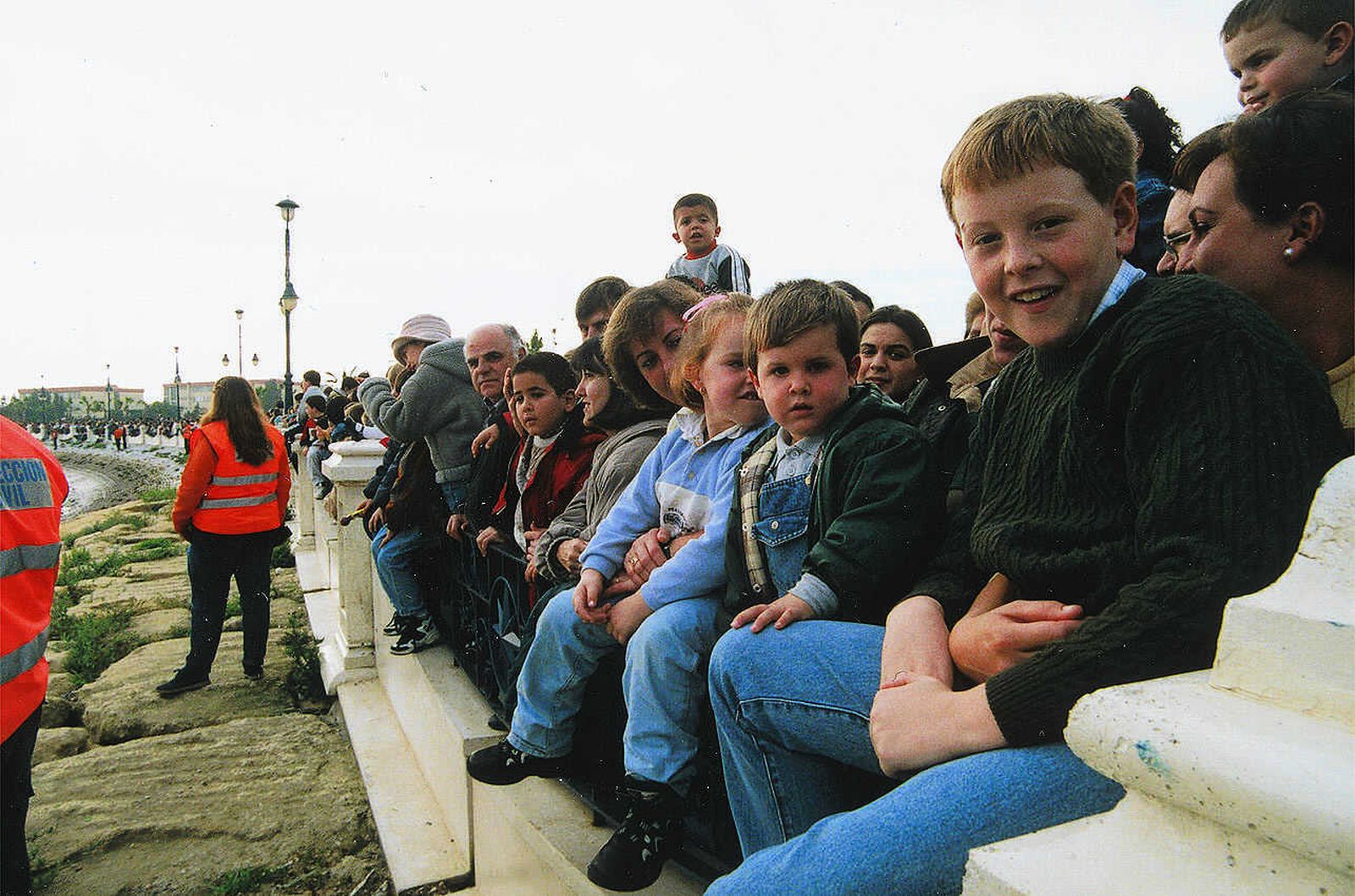 Otra imagen de la Cabalgata de la Ilusión de 1998: los niños en el pantalán de La Magdalena aguardando la llegada de Sus Majestades de Oriente, que entonces no llegaban en helicóptero sino por mar