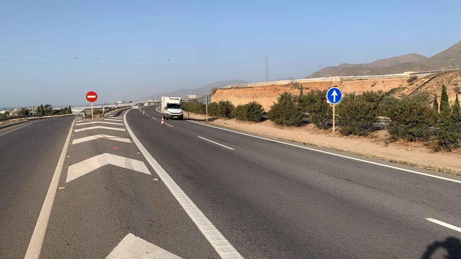 Ya circulan los vehículos por la A-7 con un carril para cada sentido.