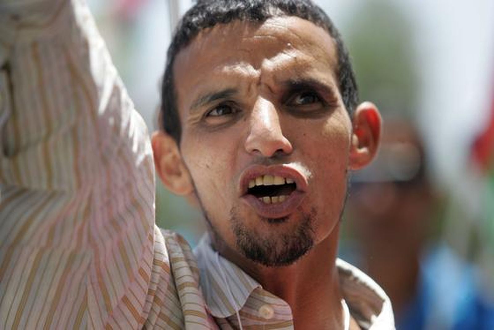 Unas 200 personas reclaman el Sahara libre antes el Consulado de Marruecos donde les responden unos 30 marroquíes gritando y besando la bandera de su país./Fotos:J.M.Quiñones

Foto: J.M.Q.
