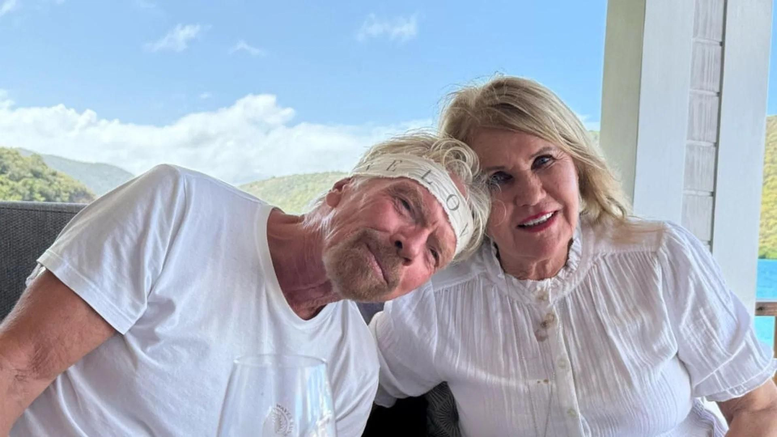 Richard Branson y su esposa, Joan Templeman, en una imagen compartida en las redes