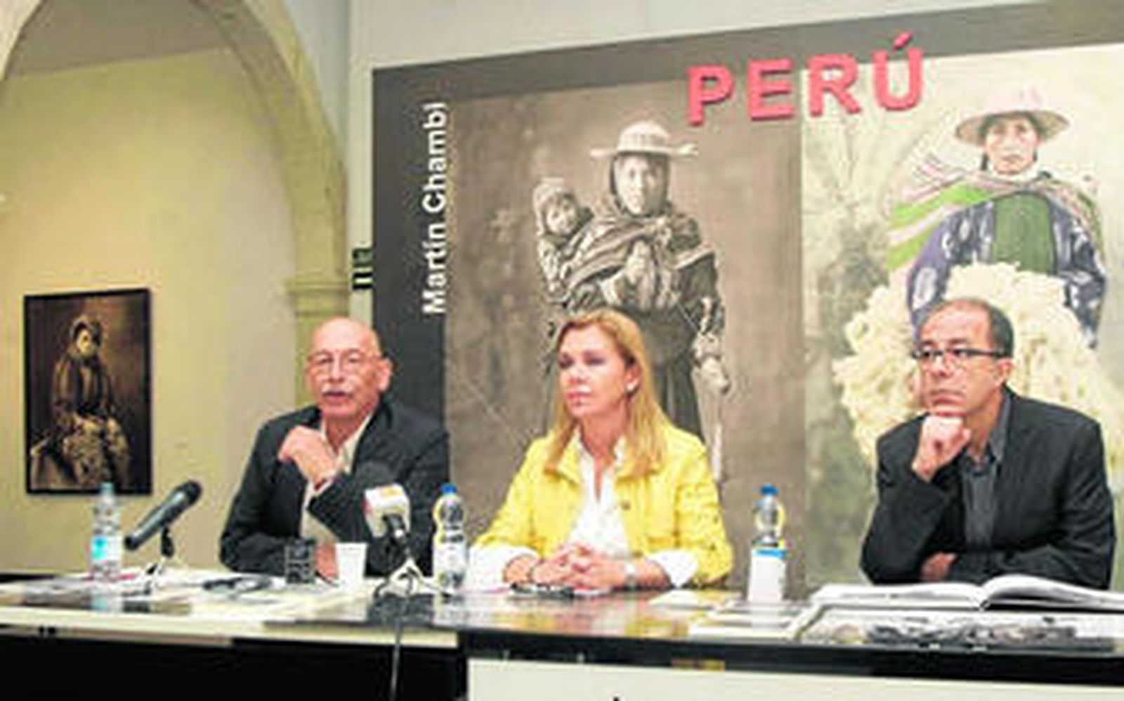 La viceconsejera de Cultura, María del Mar Alfaro, con Pablo Juliá, director del CAF y Alejandro Castellote, comisario de la exposición 'Perú'.