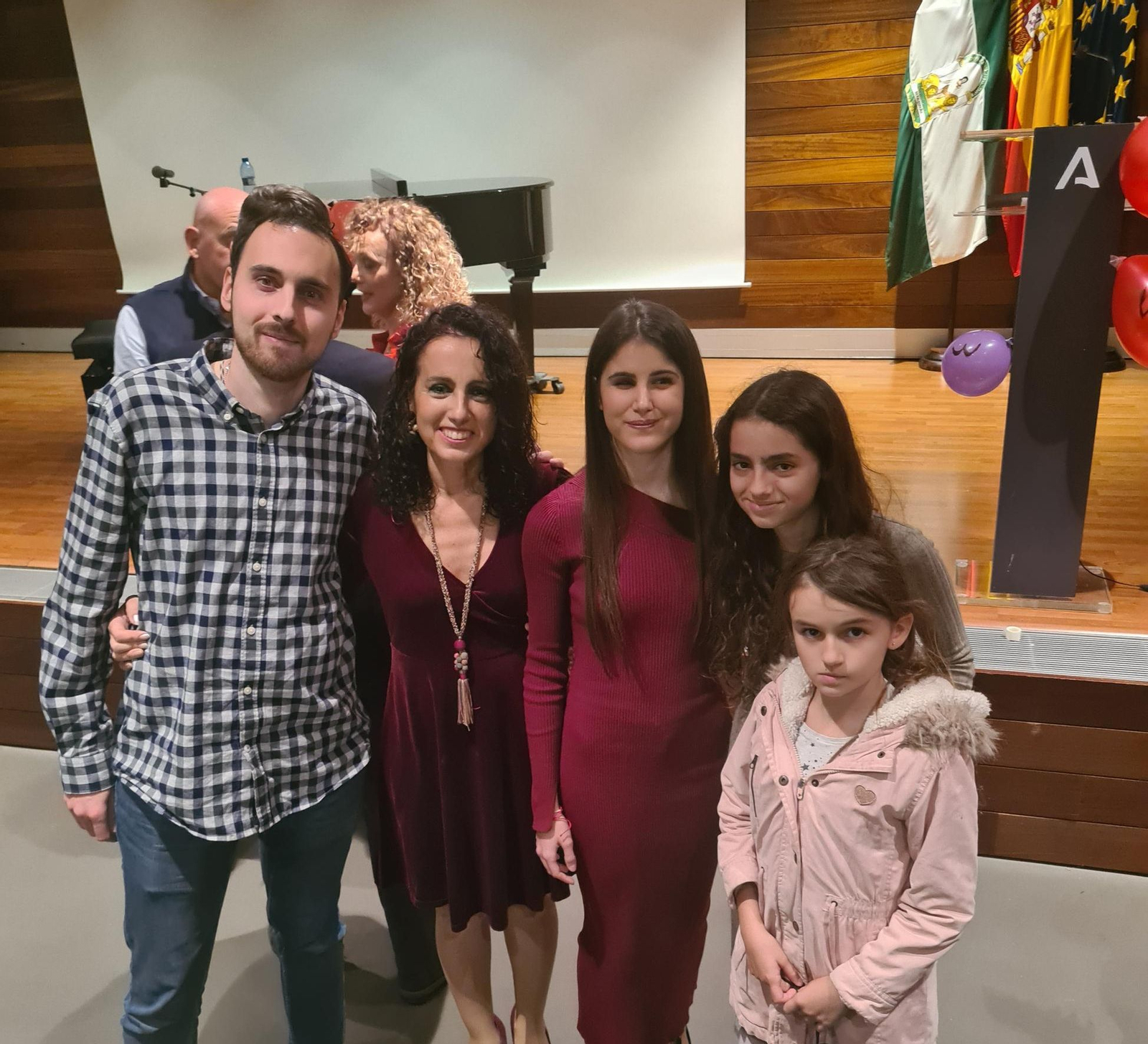 La doctora con Laura y otros asistentes a la gala solidaria